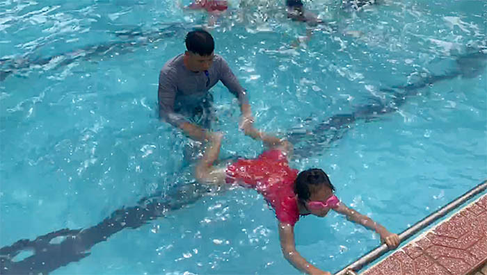 [Video] Sôi động lớp học bơi trong trường học
